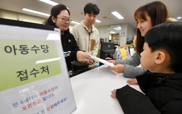 만 6세 미만 아동 전원에게 지급되는 아동수당 신청이 시작된 15일 수원시 영통구 매탄1동 행정복지센터에서 한 주민이 아동수당 신청을 하고 있다.  보건복지부에 따르면 2013년 2월1일 이후에 태어난 아동 중 아동수당을 한 번도 받지 않았던 신규 대상자가 있는 가정은 이날부터 거주지 주민센터에서 신청을 할 수 있다. 김시범기자
