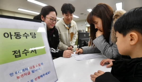 만 6세 미만 아동 전원에게 지급되는 아동수당 신청이 시작된 15일 수원시 영통구 매탄1동 행정복지센터에서 한 주민이 아동수당 신청을 하고 있다.  보건복지부에 따르면 2013년 2월1일 이후에 태어난 아동 중 아동수당을 한 번도 받지 않았던 신규 대상자가 있는 가정은 이날부터 거주지 주민센터에서 신청을 할 수 있다. 김시범기자