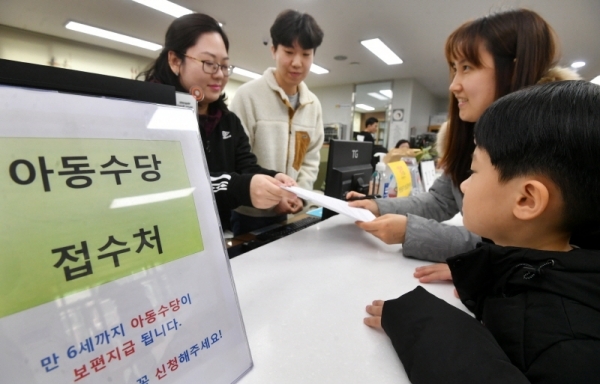 만 6세 미만 아동 전원에게 지급되는 아동수당 신청이 시작된 15일 수원시 영통구 매탄1동 행정복지센터에서 한 주민이 아동수당 신청을 하고 있다.  보건복지부에 따르면 2013년 2월1일 이후에 태어난 아동 중 아동수당을 한 번도 받지 않았던 신규 대상자가 있는 가정은 이날부터 거주지 주민센터에서 신청을 할 수 있다. 김시범기자