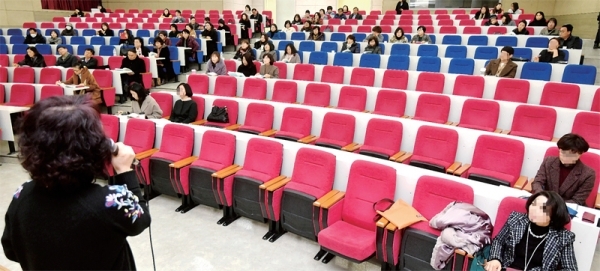 텅텅 빈 설명회장 안산, 시흥, 광명지역 국•공립 및 사립 유치원 원장 등을 대상으로 15일 안산대학교 성실관에서 열린 ‘2019 경기유아교육 정책설명회’가 대부분의 좌석이 빈 채 진행되고 있다. 이후 이 설명회장은 공립유치원 관계자마저 빠져 더욱 썰렁해졌다. 김시범기자
