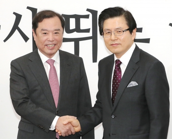 김병준 비대위원장 손잡은 황교안 전 국무총리 황교안 전 국무총리(오른쪽)가 입당식을 위해 15일 오전 국회 본청 자유한국당 회의실에 입장해 김병준 비상대책위원장과 인사하고 있다. 연합뉴스
