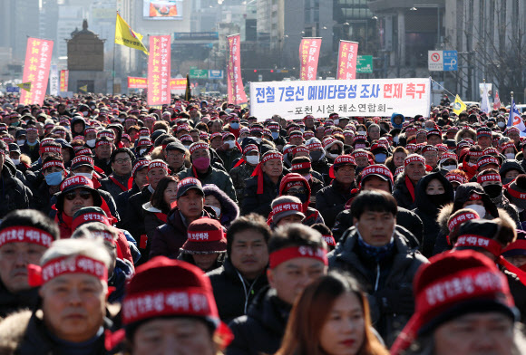 포천 주민들이 16일 오후 서울 광화문광장에서 열린 결의대회에서 7호선 예비타당성 조사 면제를 촉구하고 있다. 연합뉴스