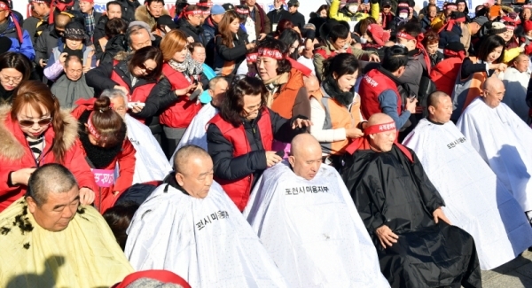 16일 오후 서울 광화문광장에서 열린 전철 7호선 연장사업 예비타당성 조사 면제 촉구 포천시민 결의대회에서 포천시민들이 전철 7호선 포천 연장을 촉구하며 삭발을 하고 있다.전형민기자