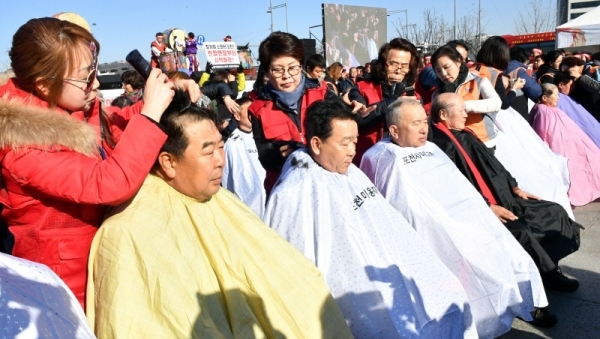 16일 오후 서울 광화문광장에서 열린 전철 7호선 연장사업 예비타당성 조사 면제 촉구 포천시민 결의대회에서    포천시민들이 전철 7호선 포천 연장을 촉구하며 삭발을 하고 있다.전형민기자