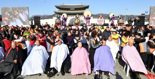 16일 오후 서울 광화문광장에서 열린 전철 7호선 연장사업 예비타당성 조사 면제 촉구 포천시민 결의대회에서    포천시민들이 전철 7호선 포천 연장을 촉구하며 삭발을 하고 있다.전형민기자