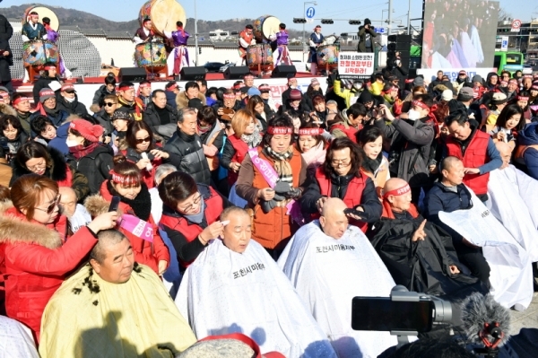 16일 오후 서울 광화문광장에서 열린 전철 7호선 연장사업 예비타당성 조사 면제 촉구 포천시민 결의대회에서    포천시민들이 전철 7호선 포천 연장을 촉구하며 삭발을 하고 있다.전형민기자