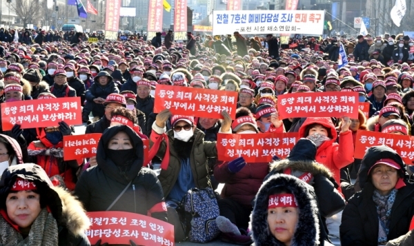 16일 오후 서울 광화문광장에서 열린 전철 7호선 연장사업 예비타당성 조사 면제 촉구 포천시민 결의대회에서 참석자들이 전철 7호선 포천 연장을 촉구하는 구호를 외치고 있다.전형민기자