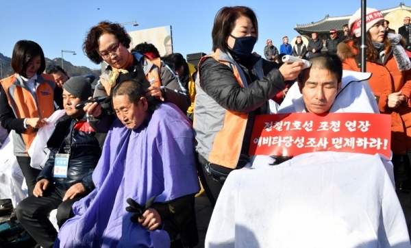 16일 오후 서울 광화문광장에서 열린 전철 7호선 연장사업 예비타당성 조사 면제 촉구 포천시민 결의대회에서    포천시민들이 전철 7호선 포천 연장을 촉구하며 삭발을 하고 있다.전형민기자