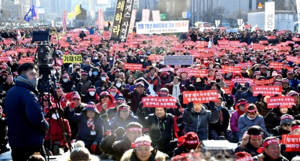 16일 오후 서울 광화문광장에서 열린 전철 7호선 연장사업 예비타당성 조사 면제 촉구 포천시민 결의대회에서 참석자들이 전철 7호선 포천 연장을 촉구하는 구호를 외치고 있다.전형민기자