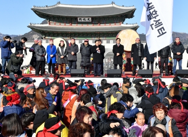 16일 오후 서울 광화문광장에서 열린 전철 7호선 연장사업 예비타당성 조사 면제 촉구 포천시민 결의대회에서 박윤국 포천시장 등 참석들이 전철 7호선 포천 연장을 촉구하고 있다.전형민기자