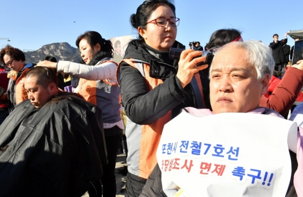 16일 오후 서울 광화문광장에서 열린 전철 7호선 연장사업 예비타당성 조사 면제 촉구 포천시민 결의대회에서    포천시민들이 전철 7호선 포천 연장을 촉구하며 삭발을 하고 있다.전형민기자