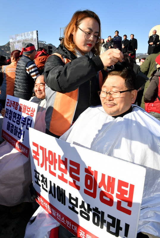 16일 오후 서울 광화문광장에서 열린 전철 7호선 연장사업 예비타당성 조사 면제 촉구 포천시민 결의대회에서    포천시민들이 전철 7호선 포천 연장을 촉구하며 삭발을 하고 있다.전형민기자