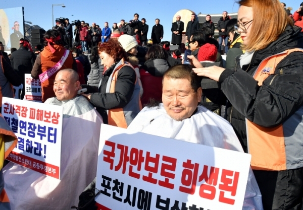 16일 오후 서울 광화문광장에서 열린 전철 7호선 연장사업 예비타당성 조사 면제 촉구 포천시민 결의대회에서    포천시민들이 전철 7호선 포천 연장을 촉구하며 삭발을 하고 있다.전형민기자