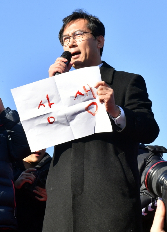 16일 오후 서울 광화문광장에서 열린 전철 7호선 연장사업 예비타당성 조사 면제 촉구 포천시민 결의대회에서   김영우 국회의원이 ‘상생’이라고 쓴 혈서를 들어 보이며 전철 7호선 포천 연장을 촉구하고 있다.전형민기자