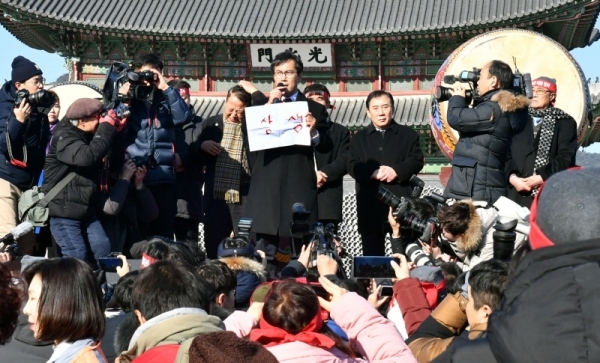 16일 오후 서울 광화문광장에서 열린 전철 7호선 연장사업 예비타당성 조사 면제 촉구 포천시민 결의대회에서   김영우 국회의원이 ‘상생’이라고 쓴 혈서를 들어 보이며 전철 7호선 포천 연장을 촉구하고 있다.전형민기자