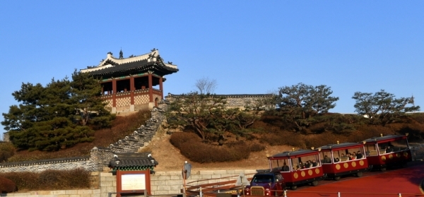 기승을 부리던 미세먼지가 물러가고 모처럼 청명한 날씨를 보인 16일 화성어차를 탄 관광객들이 파란하늘 아래 펼쳐진 수원화성 화홍문 일대를 지나고 있다. 김시범기자