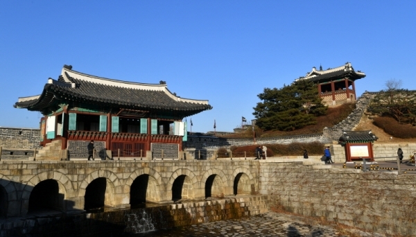 기승을 부리던 미세먼지가 물러가고 모처럼 청명한 날씨를 보인 16일 관광객들이 파란하늘 아래 펼쳐진 수원화성 화홍문 일대를 산책하고 있다. 김시범기자