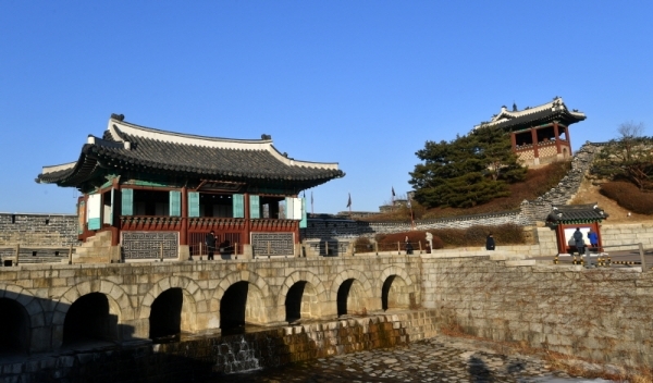 기승을 부리던 미세먼지가 물러가고 모처럼 청명한 날씨를 보인 16일 관광객들이 파란하늘 아래 펼쳐진 수원화성 화홍문 일대를 산책하고 있다. 김시범기자
