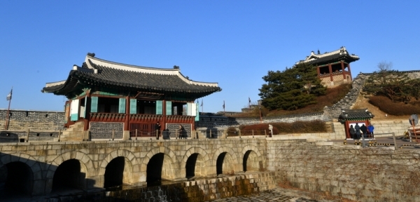 기승을 부리던 미세먼지가 물러가고 모처럼 청명한 날씨를 보인 16일 관광객들이 파란하늘 아래 펼쳐진 수원화성 화홍문 일대를 산책하고 있다. 김시범기자