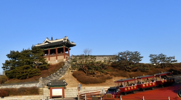 기승을 부리던 미세먼지가 물러가고 모처럼 청명한 날씨를 보인 16일 화성어차를 탄 관광객들이 파란하늘 아래 펼쳐진 수원화성 화홍문 일대를 지나고 있다. 김시범기자