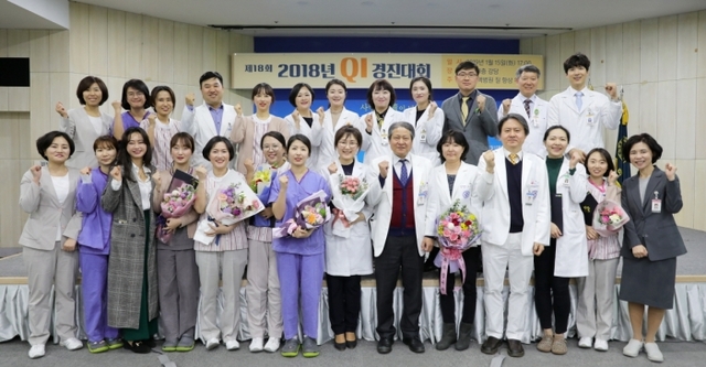 인제대학교 일산백병원의 제18회 QI경진대회 참가자들이 대회를 마치고 기념촬영을 하고 있다. 제공= 인제대학교 일산백병원