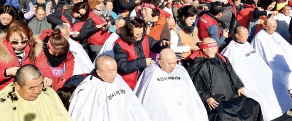 포천시민들이 16일 오후 서울 광화문 광장에서 ‘전철 7호선 연장사업 예비타당성 조사 면제’를 촉구하는 결의대회에 참여해 단체로 삭발을 하고 있다. 전형민기자