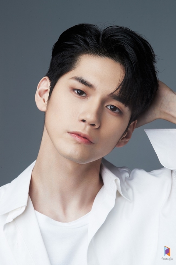 옹성우. 판타지오