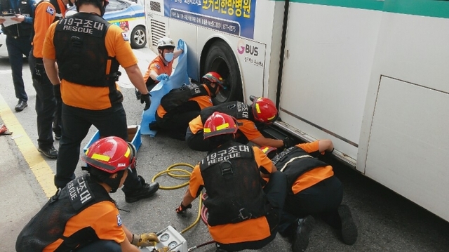 수원소방서 관계자들이 구조ㆍ구급 활동을 펼치는 모습. 수원소방서 제공