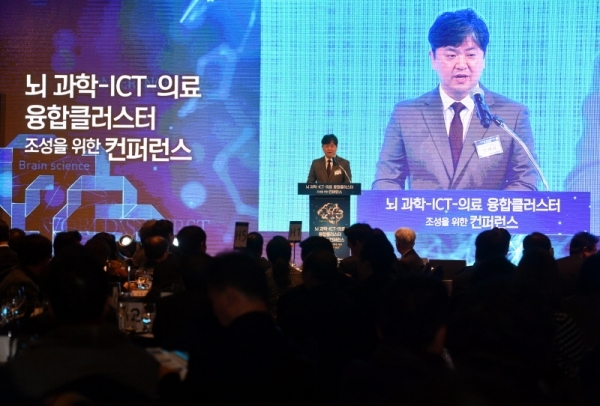 17일 라마다 프라자 수원 그랜드볼륨에서 열린 ‘뇌 과학-ICT-의료 융합클러스터 조성을 위한 컨퍼런스’에서 오세윤 브레인 사이언스 파크 대표가 인사말을 하고 있다.전형민기자