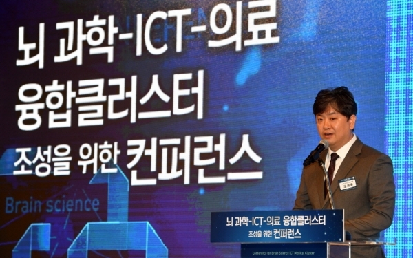 17일 라마다 프라자 수원 그랜드볼륨에서 열린 ‘뇌 과학-ICT-의료 융합클러스터 조성을 위한 컨퍼런스’에서 오세윤 브레인 사이언스 파크 대표가 인사말을 하고 있다.전형민기자