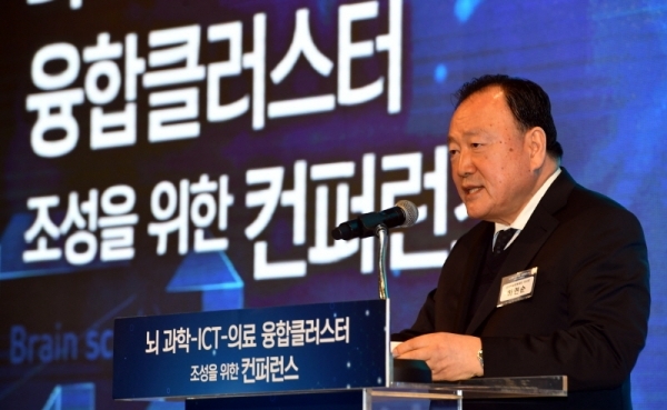17일 라마다 프라자 수원 그랜드볼륨에서 열린 ‘뇌 과학-ICT-의료 융합클러스터 조성을 위한 컨퍼런스’에서 하연순 금곡학술문화재단 이사장이 환영사를 하고 있다.전형민기자