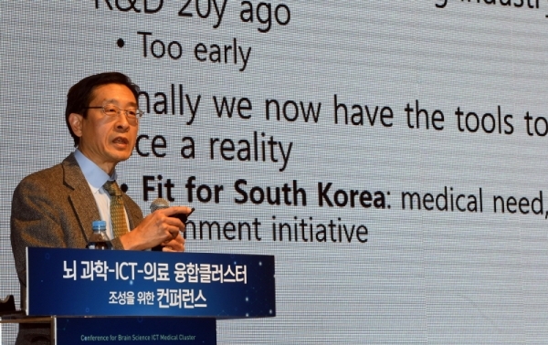 17일 라마다 프라자 수원 그랜드볼륨에서 열린 ‘뇌 과학-ICT-의료 융합클러스터 조성을 위한 컨퍼런스’에서 뉴욕주립대학(스토니브록 의과대학) 테니스 최 석좌교수가 “뇌 과학, 무엇이 앞에 놓여 있는가?”란 주제로 기조강연을 하고 있다.전형민기자