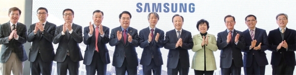 국회 산업통상자원중소벤처기업위원회 소속 의원들이 17일 삼성전자 평택공장에서 기념촬영을 하고 있다. 홍일표 의원실 제공