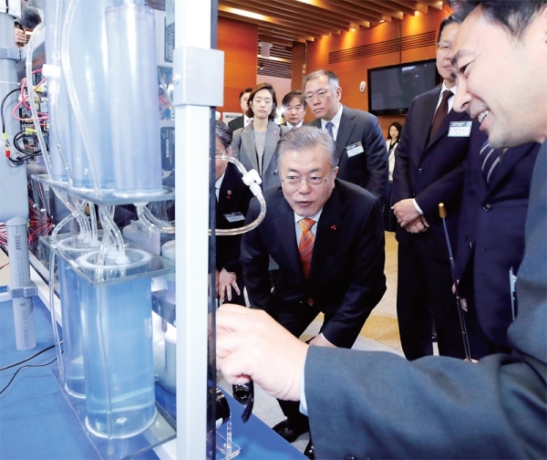 문재인 대통령이 17일 오전 울산시청 대회의실에서 열린 ‘수소 경제와 미래 에너지, 울산에서 시작됩니다’ 행사에 참석하기에 앞서 수소 활용 전시장을 둘러보고 있다. 문 대통령이 수소 경제 벨류 체인 및 친환경 수소생산 부스에서 구영모 수소융합얼라이언스 기술개발실장의 설명을 듣고 있다. 연합뉴스