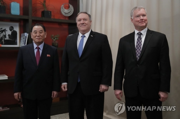 김영철 북한 노동당 부위원장 겸 통일전선부장(왼쪽)이 18일(현지시간) 미국 워싱턴DC의 듀폰서클 호텔에서 마이크 폼페이오 미국 국무장관(가운데)과 북미고위급 회담에 앞서 기념촬영을 하고 있다. 오른쪽은 스티븐 비건 대북정책특별대표. /연합