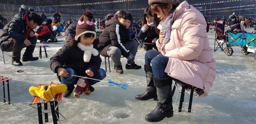 19일 경북 안동시 남후면 암산유원지에서 개막한 암산얼음축제에 참가한 행락객들이 빙어낚시를 하면서 즐겁게 지내고 있다.