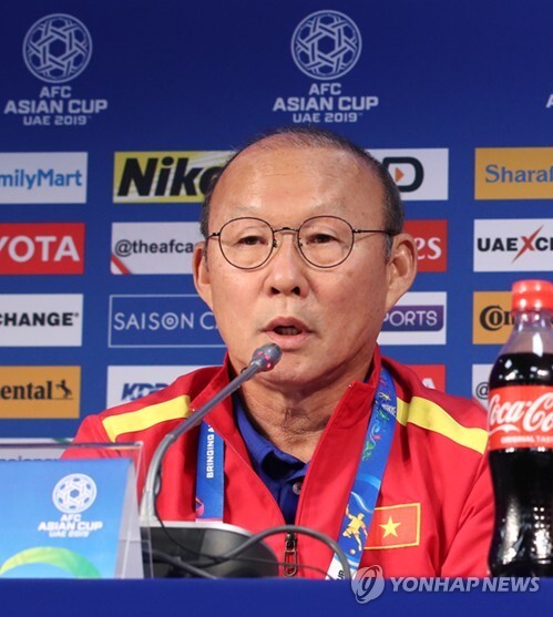 박항서 베트남 축구 국가대표팀 감독과 당반람 골키퍼가 2019 아시아축구연맹(AFC) UAE 아시안컵 요르단과의 16강전을 하루 앞둔 19일 오후(현지시간) 아랍에미리트 두바이 알 막툼 스타디움에서 열린 공식 기자회견에 참석, 답변하고 있다.