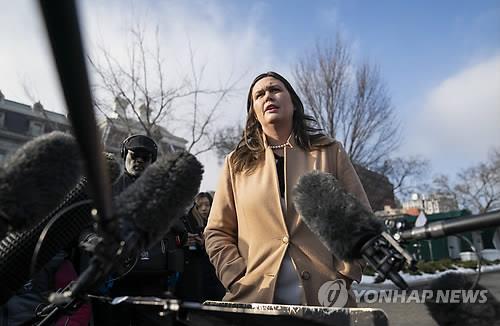 세라 샌더스 백악관 대변인이 18일(현지시간) 김영철 북한 노동당 부위원장 겸 통일전선부장의 도널드 트럼프 미국 대통령 면담이 끝난 후 기자들에게 브리핑하고 있다. 샌더스 대변인은 트럼프 대통령이 백악관에서 김 부위원장과 90분간 비핵화와 2차 북미정상회담에 대해 논의했다며 2차 정상회담은 2월 말께 열릴 것이고 회담 장소는 추후 발표될 것이라고 말했다.