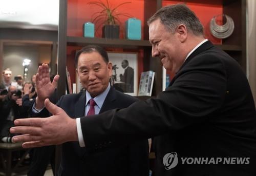 김영철 부위원장에 회담장 안내하는 폼페이오 국무장관마이크 폼페이오 미국 국무장관이 18일(현지시간) 미국 워싱턴DC 도심 외곽 듀폰서클 호텔에서 김영철 북한 노동당 부위원장을 만나 회담장으로 안내하고 있다.