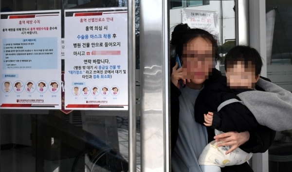안산시에서 8명의 홍역 확진환자가 발생함에 따라  경기도 방역당국이 ‘긴급 비상대응체계’를 구축하고 신속한 전파 차단에 나선 가운데 20일 안산시 고려대학교 인산병원 출입문에 홍역예방수칙과 홍역선별진료소 안내문이 나붙어 있다.전형민기자 