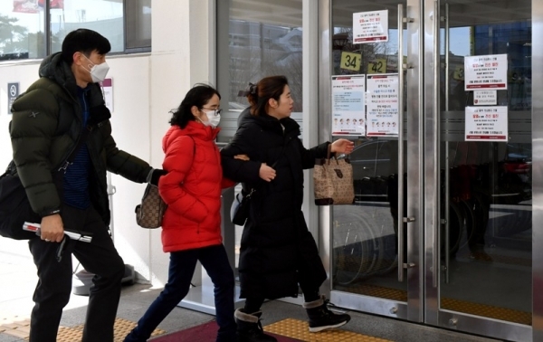 안산시에서 8명의 홍역 확진환자가 발생함에 따라  경기도 방역당국이 ‘긴급 비상대응체계’를 구축하고 신속한 전파 차단에 나선 가운데 20일 안산시 고려대학교 인산병원 출입문에 홍역예방수칙과 홍역선별진료소 안내문이 나붙어 있다.전형민기자