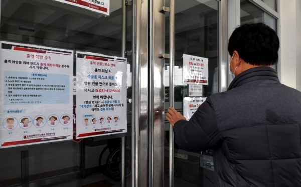 안산시에서 8명의 홍역 확진환자가 발생함에 따라  경기도 방역당국이 ‘긴급 비상대응체계’를 구축하고 신속한 전파 차단에 나선 가운데 20일 안산시 고려대학교 인산병원 출입문에 홍역예방수칙과 홍역선별진료소 안내문이 나붙어 있다.전형민기자