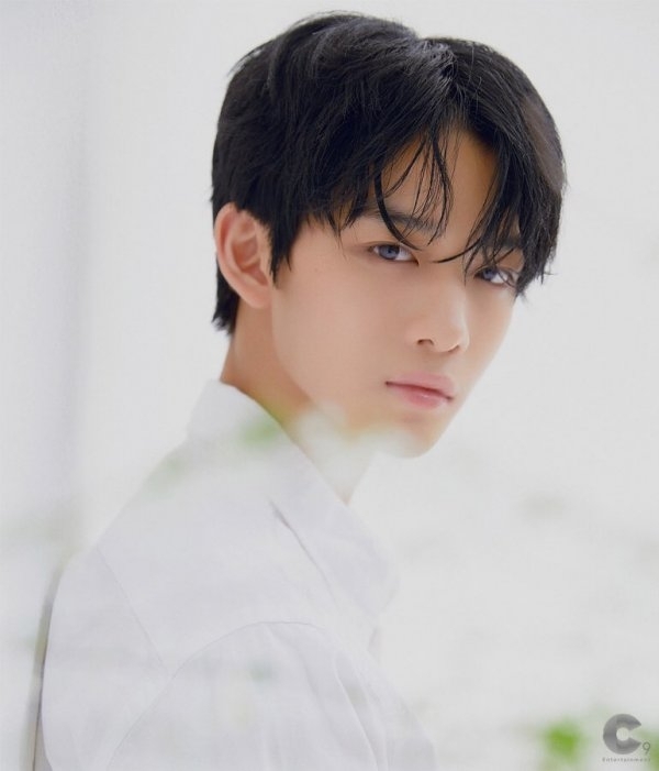 그룹 워너원 출신 배진영. C9엔터테인먼트는