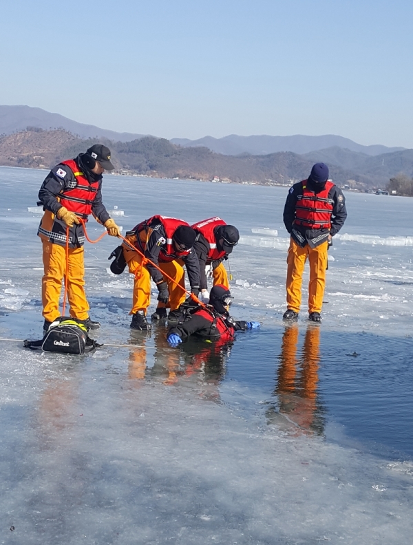 용인시 이동저수지에서 광명소방서 대원들이 2019년 동계수난구조합동훈련을 실시하고 있다. 광명소방서 제공