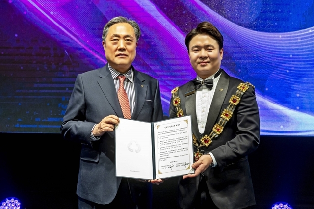 박차훈 새마을금고중앙회 회장(왼쪽)과 장승필 한국청년회의소 중앙회장(오른쪽)이 MG새마을금고-한국청년회의소 ‘전략적 업무제휴 협약식’을 체결한 뒤 기념사진을 찍고 있다. 새마을금고중앙회 제공