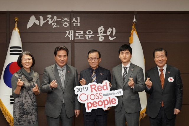 지난 18일 용인시청에서 ㈜지산의 한주식 대표와 대한적십자사 경기도지사가 ‘Red Cross People 캠페인 명패 전달식’을 진행하고 있다. 이날 한 대표는 캠페인이 진행된 후 최초로 가족 1호 회원에 등록됐다. 대한적십자사 경기도지사 제공