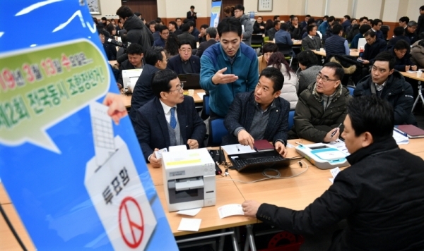 21일 수원시 영통구 경기도선거관리위원회에서 오는 3월 13일 실시되는 제2회 전국동시조합장선거를 앞두고 열린 조합장선거 투표소 투표관리관 교육에서 참석자들이 투표관리 진행요령과 투표운용장비 시연 등 교육을 받고 있다.전형민기자