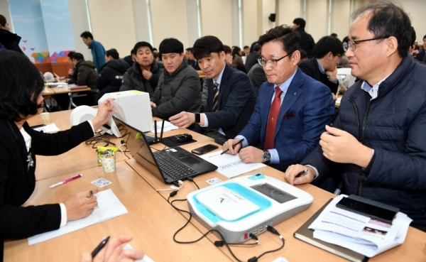 21일 수원시 영통구 경기도선거관리위원회에서 오는 3월 13일 실시되는 제2회 전국동시조합장선거를 앞두고 열린 조합장선거 투표소 투표관리관 교육에서 참석자들이 투표관리 진행요령과 투표운용장비 시연 등 교육을 받고 있다.전형민기자