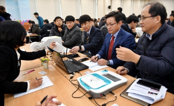 21일 수원시 영통구 경기도선거관리위원회에서 오는 3월 13일 실시되는 제2회 전국동시조합장선거를 앞두고 열린 조합장선거 투표소 투표관리관 교육에서 참석자들이 투표관리 진행요령과 투표운용장비 시연 등 교육을 받고 있다.전형민기자