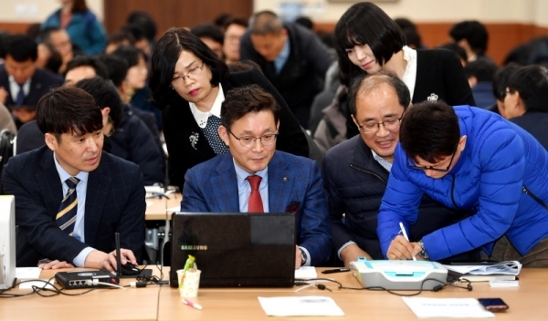 21일 수원시 영통구 경기도선거관리위원회에서 오는 3월 13일 실시되는 제2회 전국동시조합장선거를 앞두고 열린 조합장선거 투표소 투표관리관 교육에서 참석자들이 투표관리 진행요령과 투표운용장비 시연 등 교육을 받고 있다.전형민기자